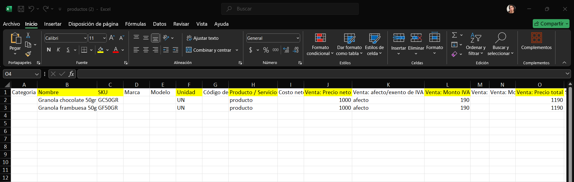 Planilla Excel de carga de productos con las columnas obligatorias en amarillo (Nombre, SKU, Unidad, Producto/Servicio, Venta: Precio neto, Venta: Monto IVA y Venta: Precio total) completadas con dos productos de ejemplo