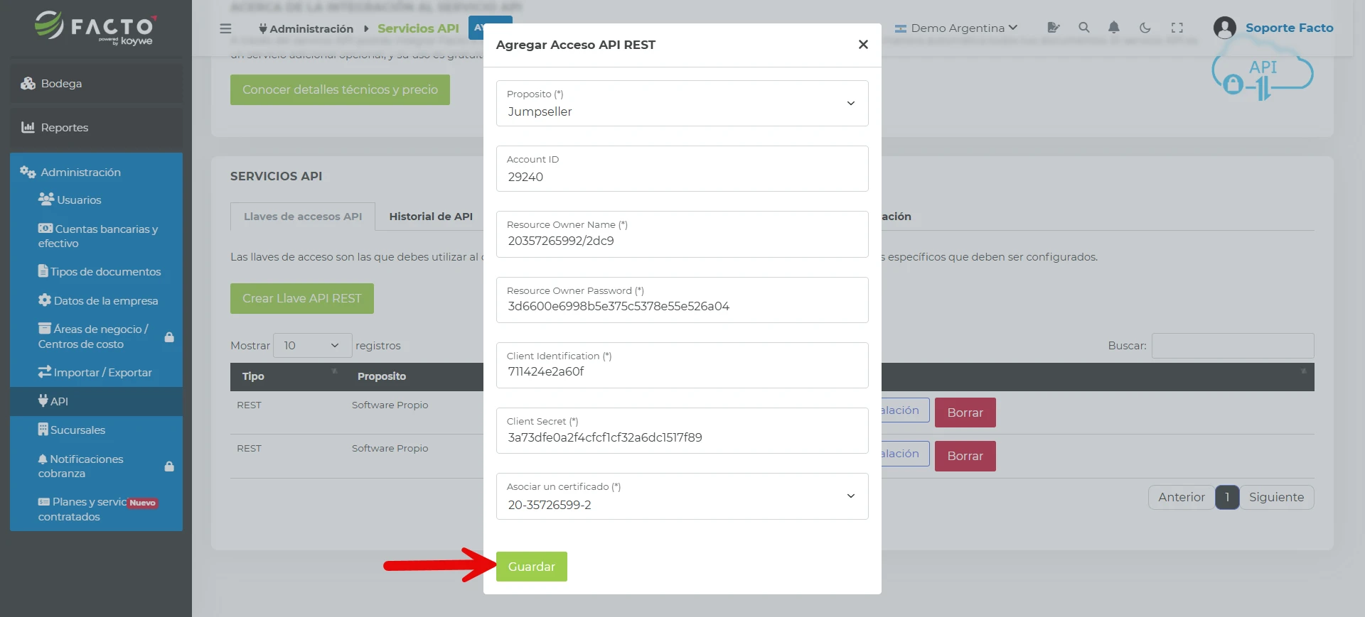 Ventana emergente para agregar acceso API REST con los campos completados y una flecha señalando el botón Guardar