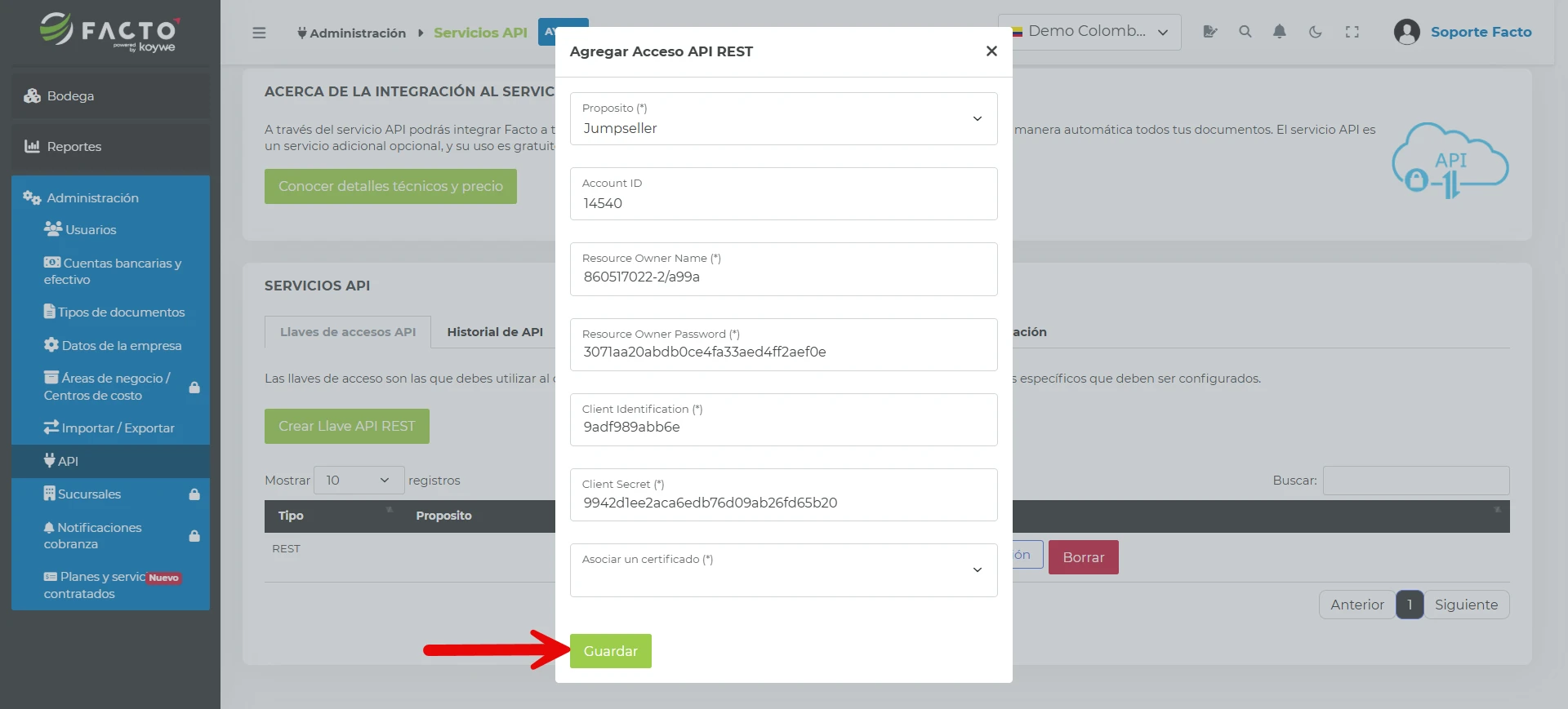 Ventana emergente para agregar acceso API REST con los campos completados y una flecha señalando el botón Guardar